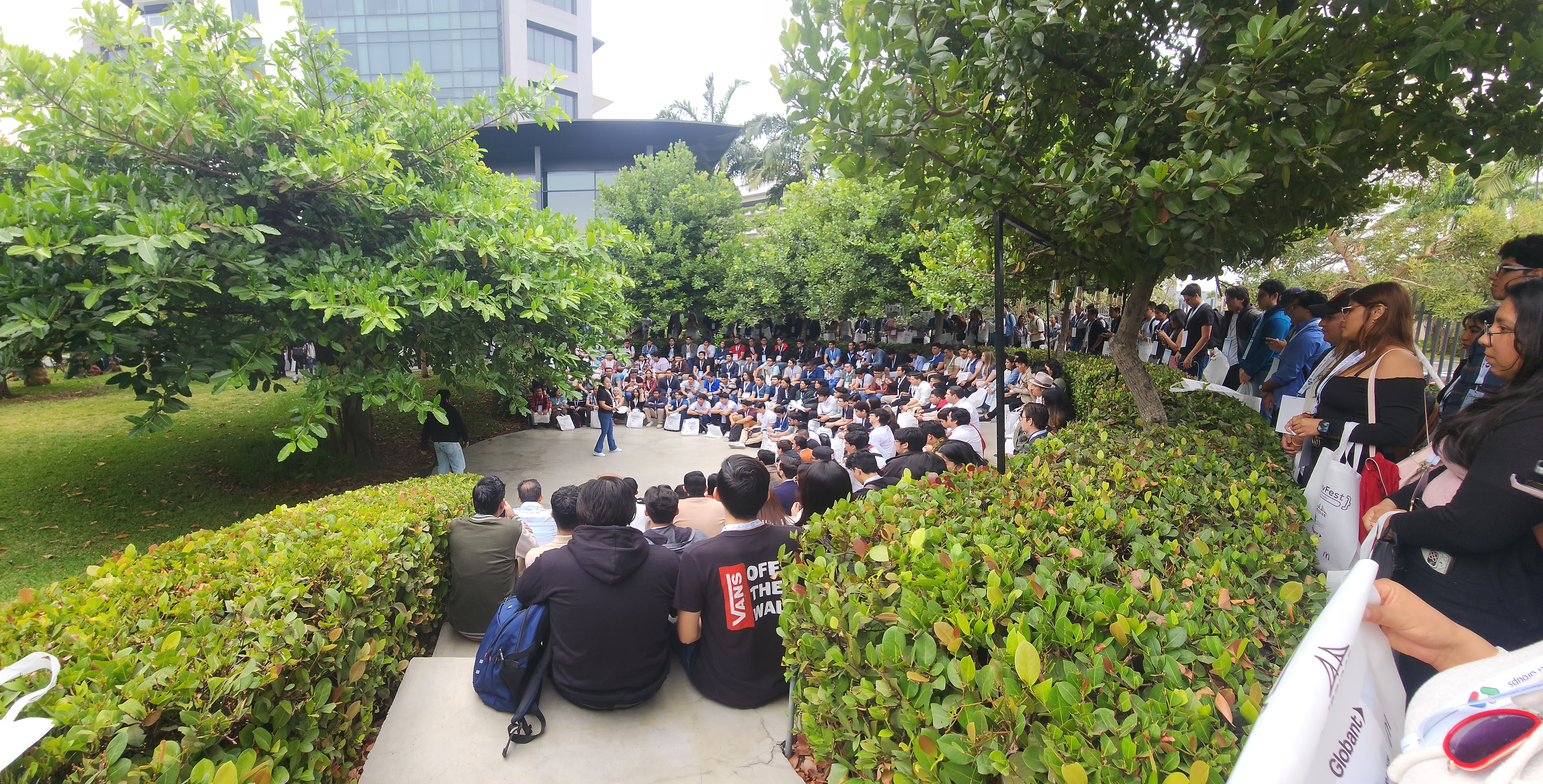 Comunidad RedPlanetTribe reunida en evento al aire libre